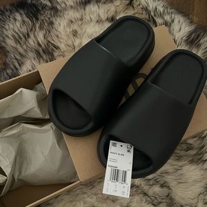 SOLD Yeezy Slides - Onyx - size 5 mens - 7 womens